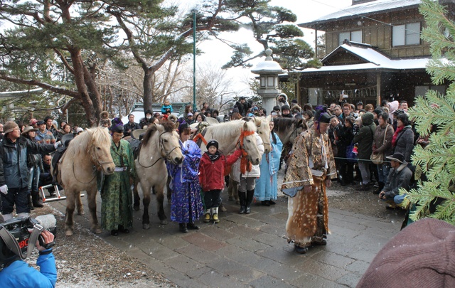 どさんこが石段を駆け上る!函館八幡宮お正月名物「騎馬参拝」