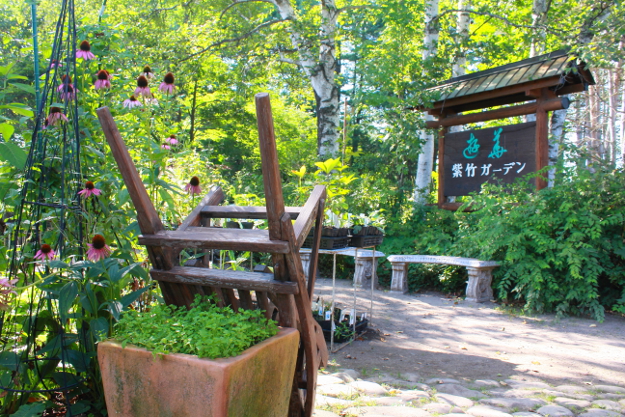温かさ感じる手作り庭園 帯広 紫竹ガーデン 北海道ファンマガジン