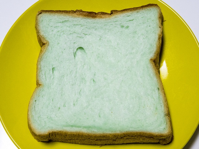 青いパンって美味しいの？北欧「ブルーハワイ食パン」を食べてみた!