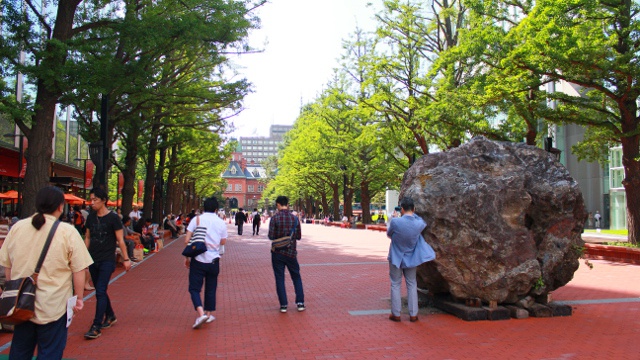 話題になっている北３条広場の巨石―そもそもこの巨石は一体何なの？