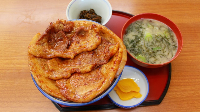 豚肉と昆布がコラボ！襟裳岬の新メニュー「海豚丼」が人気！