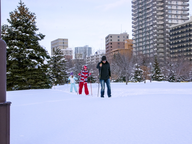 札幌の都心でスキーができる？貸出無料！中島公園で歩くスキー体験！