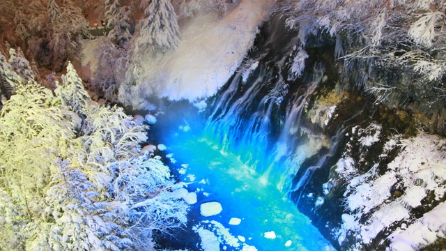 美瑛「青い池」に続き「白ひげの滝」でも冬季ライトアップ始まる！