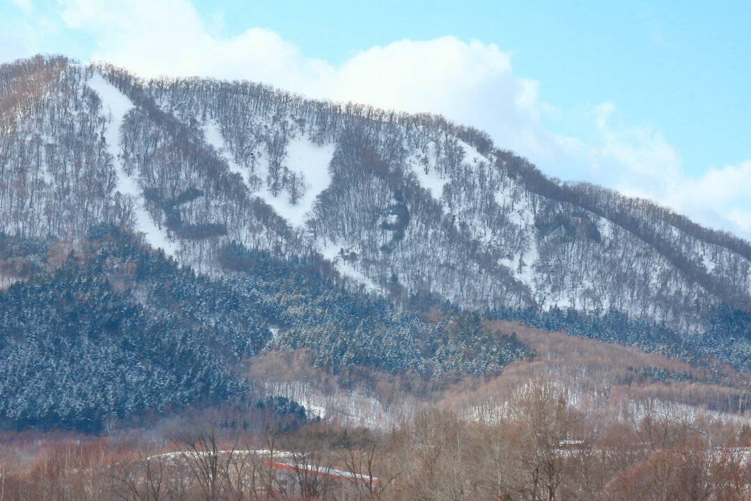 山の斜面に巨大文字が刻まれている！冬にしか現れない日高町の珍景