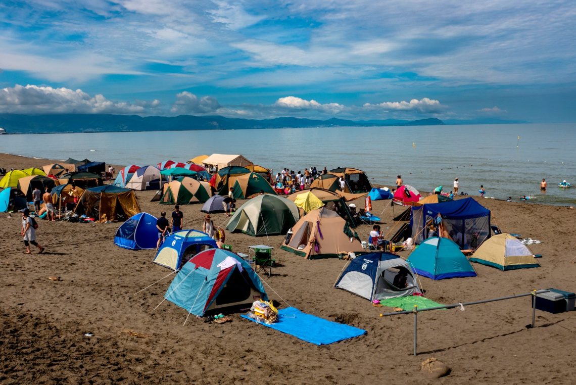 北海道民は海水浴場でテントを張ってキャンプをするのが常識 北海道ファンマガジン