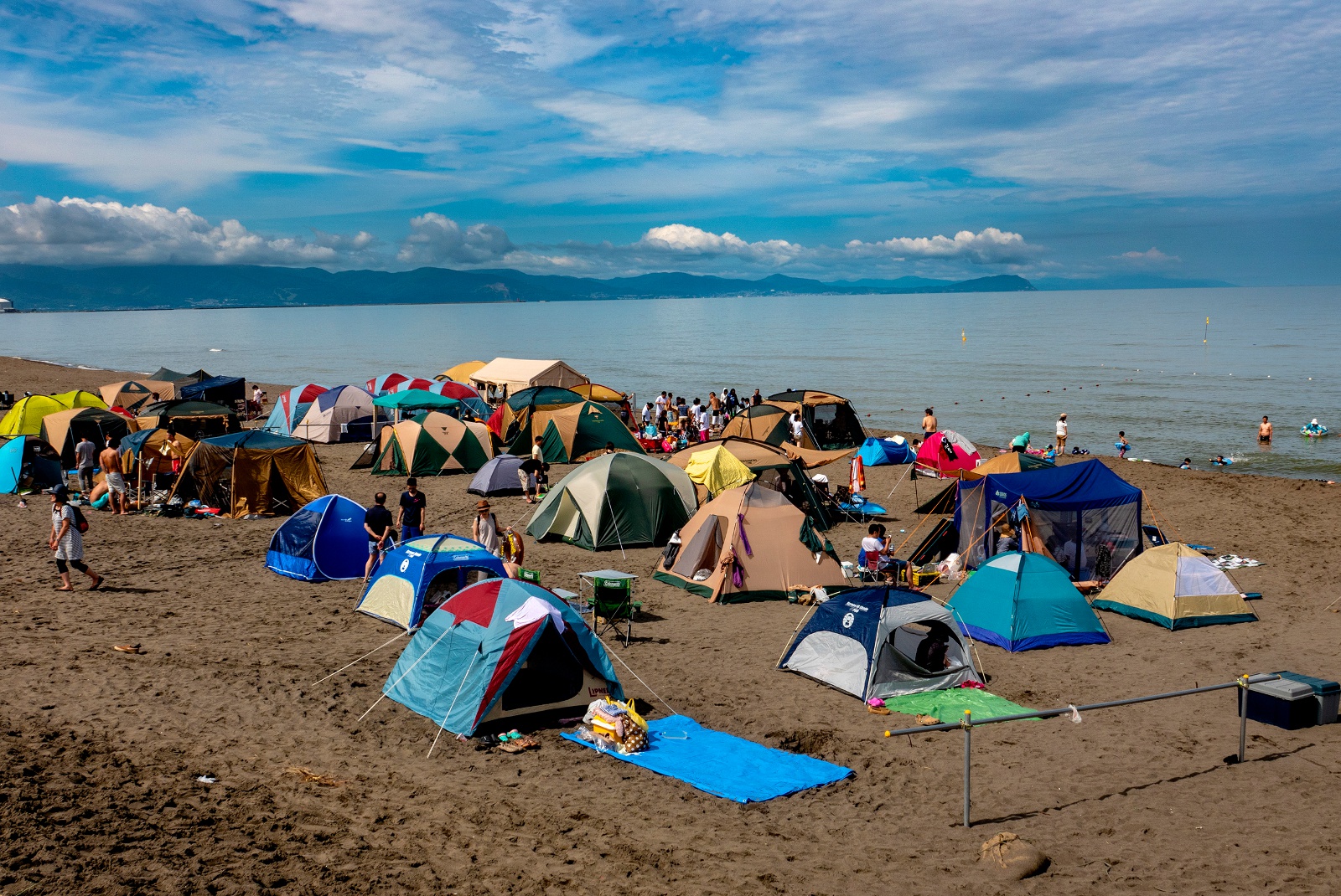 北海道民は海水浴場でテントを張ってキャンプをするのが常識!?
