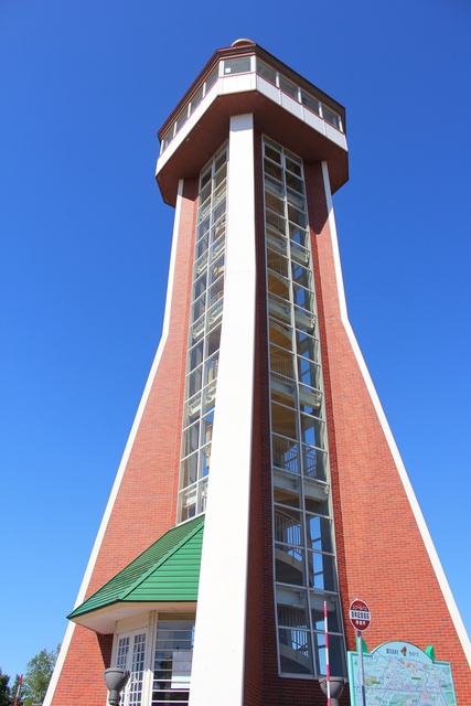 国内最大級のスイングベルのある百年記念塔から秩父別を一望する