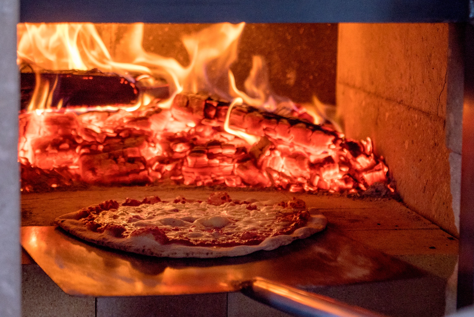 欧州スタイルのピザが1000円以下で!? 北広島市の「石窯焼グラッチェ」