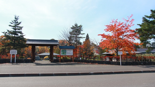 日本庭園を彩る紅葉が見事すぎる！岩見沢の景勝地「玉泉館跡地公園」