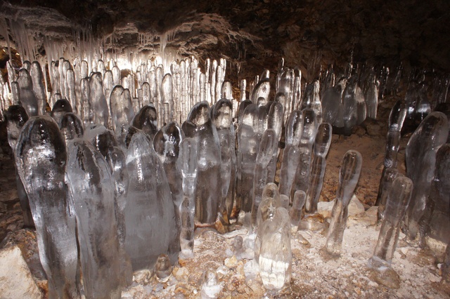 冬の洞窟に潜む「にょろにょろ」に会いに(2)―国内最大級の大滝へ