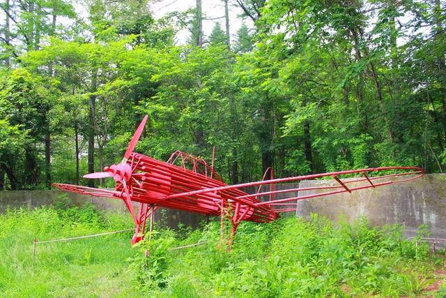 帯広の森の中に赤い飛行機を展示！ここはいったい何だったのか