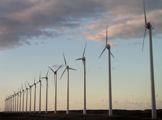 人工物なのに壮観！28基の風車が一列に並ぶ「オトンルイ風力発電所」