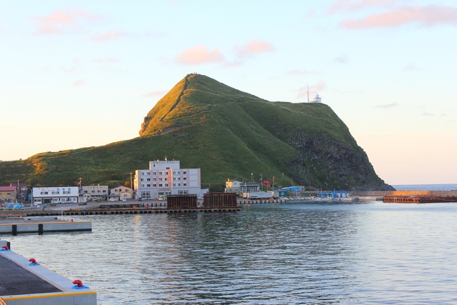 海鳥の気分で利尻富士と鴛泊港を見られる絶景ポイント「ペシ岬」