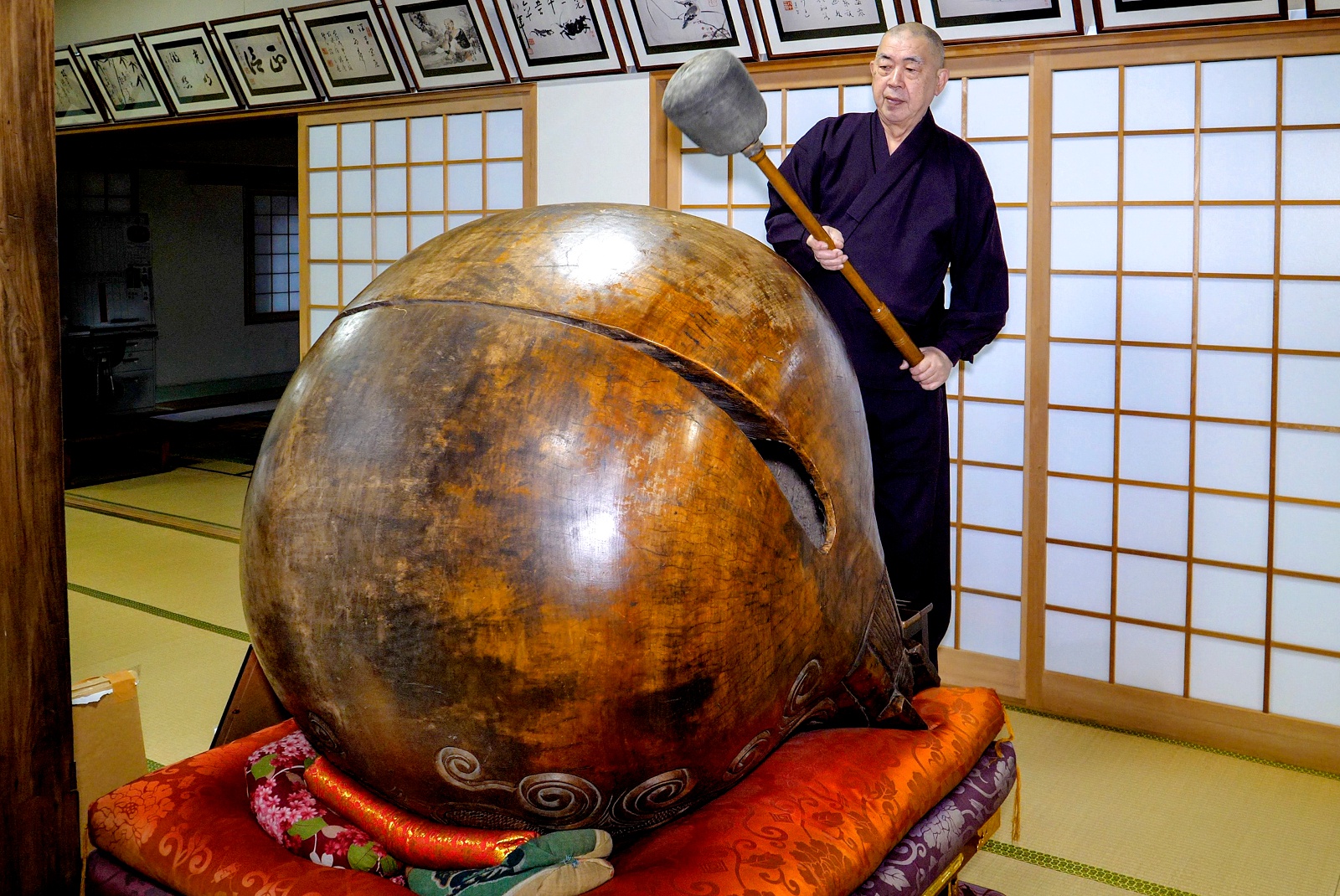重さは驚きの330㎏！日本最大級の巨大木魚が小樽市の龍徳寺にあった！