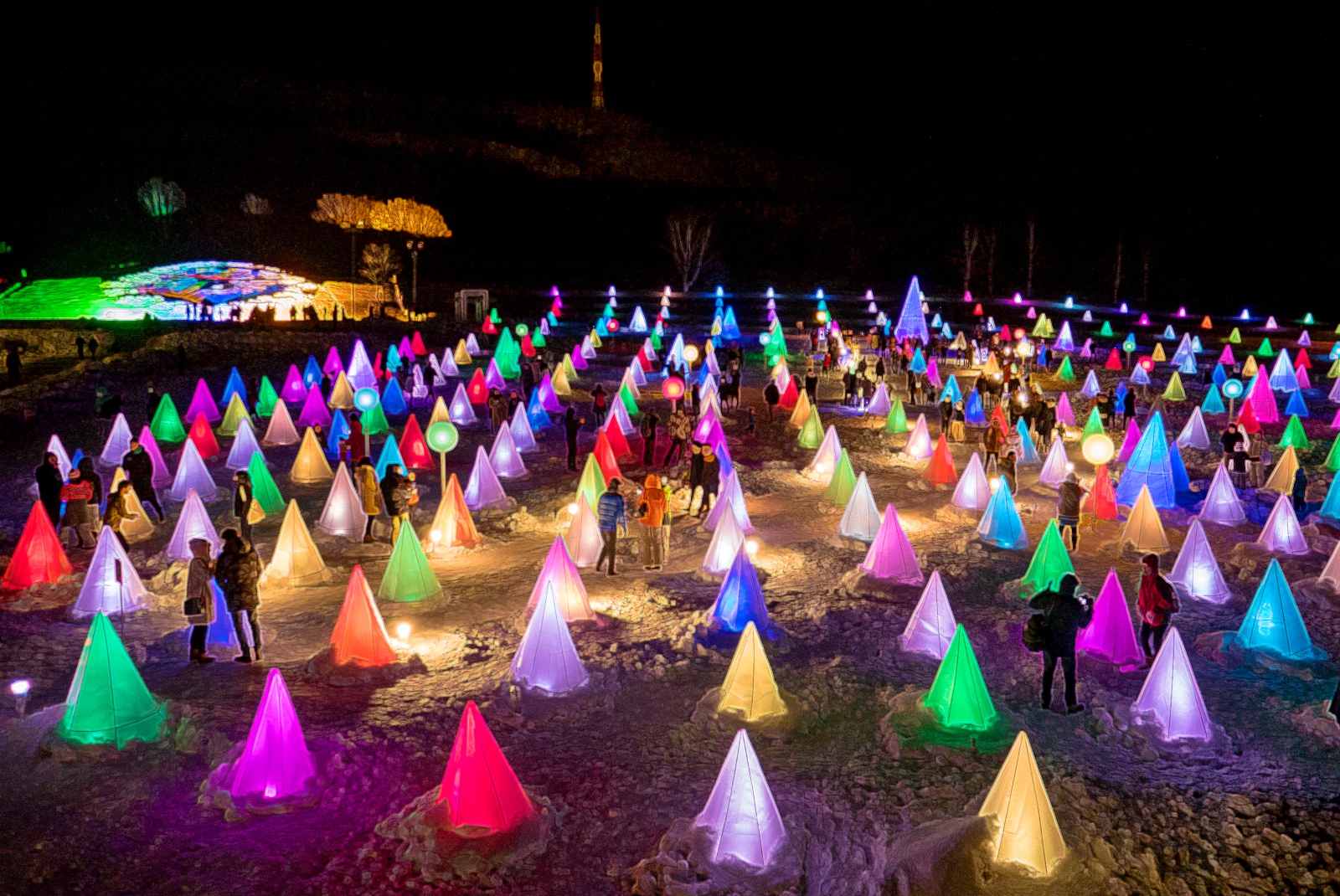 600個の電球が音楽に合わせてカラフルに輝く！十勝川温泉「彩凛華®」