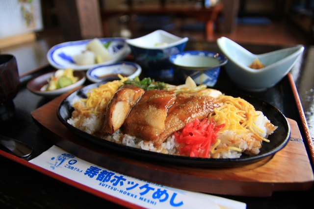 10000食を突破！ホッケ日本一の町で進化を続ける「寿都ほっけめし」