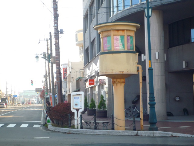 函館・十字街交差点にたたずむキノコみたいな塔はいったい何？