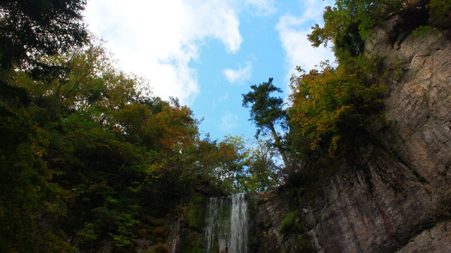 滝を裏側からも見られる珍しい滝！丸瀬布の奥地にある「山彦の滝」